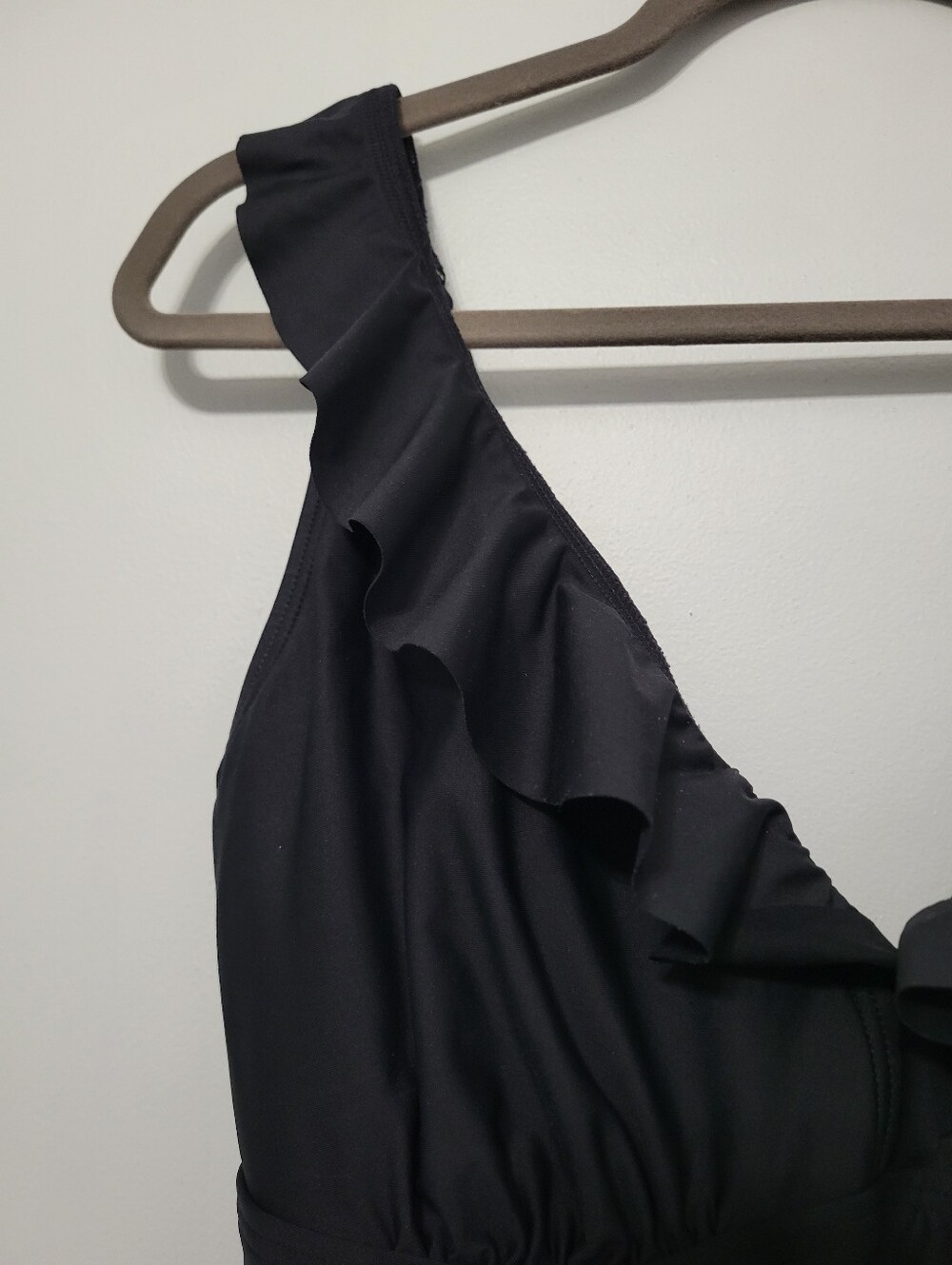 DKNY Women's Solid Black Ruffle Plunge One Piece Swimsuit Sz L Adjustable Beach - Picture 3 of 11